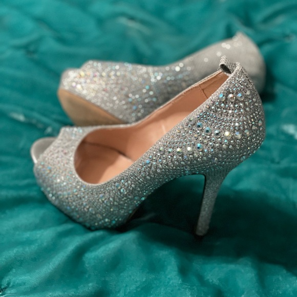 NEW Silver Heels with iridescent gems. Dream Pair size 5 1/2 - Picture 7 of 11